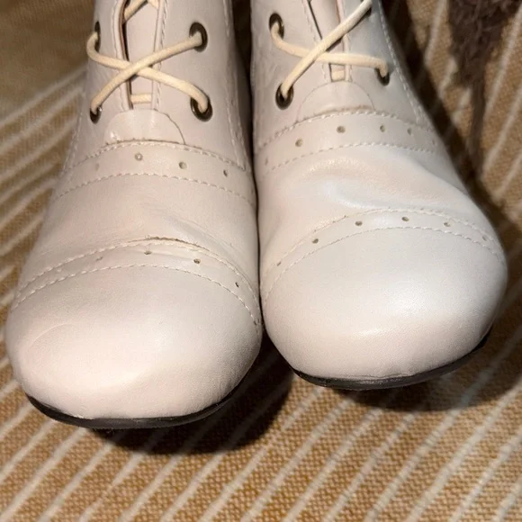 ArrayVintage Cream Lace-Up Knee Boot with Scalloped Trim